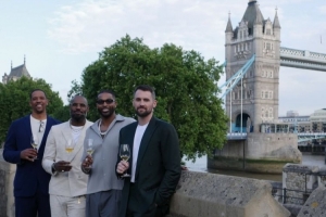 好兄弟！乐福晒与詹姆斯JR弗莱TT在伦敦聚会 庆祝骑士夺冠十周年