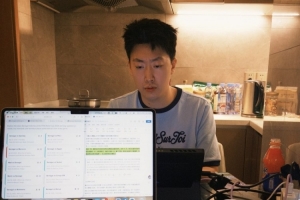 管哥三份工作连轴转！余霜心疼发文：超人劳模阿管！一天三份工
