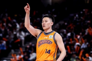 开场就进！李弘权半场11分钟2中1拿3分 2次犯规